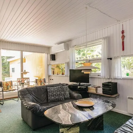 Three-bedroom In Holiday home